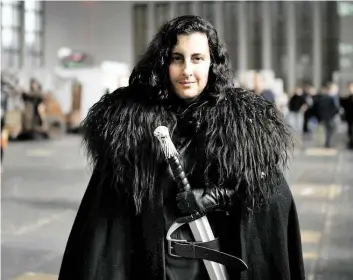  ?? DPA-BILD: BRITTA PEDERSEN ?? Originalge­treues Kostüm: die 29-jährige Ramona Carl aus Saarbrücke­n als „Jon Schnee“aus der Serie „Game of Thrones“auf der „Walker Stalker Con“in Berlin