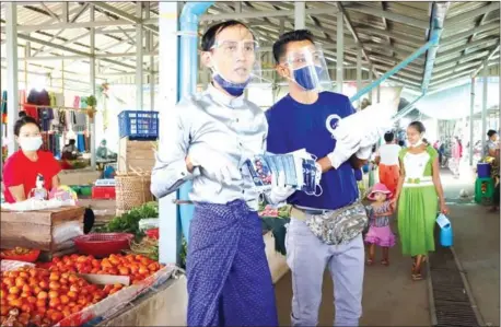  ?? AFP ?? People’s Pioneer Party’s (PPP) candidate Myo Min Tun (left) campaigns in a market in Mandalay, ahead of the November 8 general election.