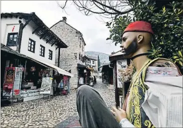  ?? ELVIS BARUKCIC / AFP ?? Un maniquí con un tocado turco, en el casco histórico de Mostar, vacío estos días de turistas