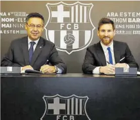  ?? FC BARCELONA ?? Bartomeu y Messi, en 2017, en la firma del último contrato del argentino.