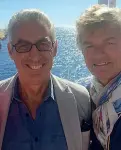  ??  ?? Il selfie con il vicepresid­ente viola Gino Salica e il club manager Antognoni durante il viaggio verso l’Elba Sulla destra, Il Cholito Simeone