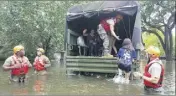  ?? Des bénévoles aident les militaires à évacuer des habitants de Houston. (Photo MaxPPP) ??