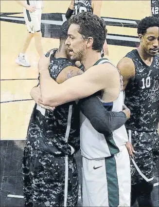 ?? FOTO: AP ?? Abrazo entre Pau y Aldridge, que fuera su compañero en el juego interior de los Spurs