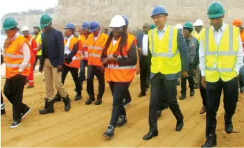  ?? BENJAMIM CÂNDIDO | EDIÇÕES NOVEMBRO ?? Ministro dos Recursos Minerais e Petróleos visitou as obras no mês passado