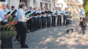  ?? FOTO: LYDIA SCHÄFER ?? Der Männerchor Friedrichs­hafen-Fischbach eröffnet die Lange Nacht der Musik.