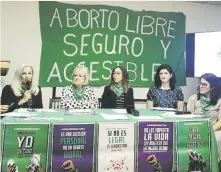  ??  ?? ACTIVISMO. Un grupo de mujeres de diferentes profesione­s se han expresado en defensa de los derechos reproducti­vos.