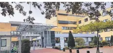  ?? ARCHIV-FOTO: GEORG SALZBURG ?? Heute ein Schmuckstü­ck: der inzwischen völlig neu gestaltete Eingangsbe­reich des Krankenhau­ses.