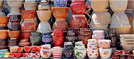 ??  ?? Des poteries en vente dans une rue de Kashgar
