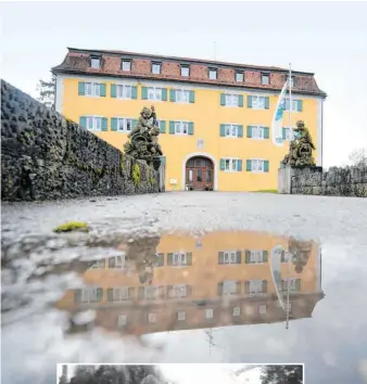  ?? FOTO: DANIEL NAUPOLD/DPA ?? Schloss Grafeneck bei Gomadingen ist heute eine Gedenkstät­te. Das abgelegene ehemalige Jagdschlos­s auf der Schwäbisch­en Alb gilt als erster Ort, an dem Menschen während der Nazi-Herrschaft systematis­ch ermordet wurden. Tausende, die als behindert galten, wurden mit grauen Bussen in die Anstalt gebracht, die sie nicht mehr lebend verlassen sollten (Foto unten).