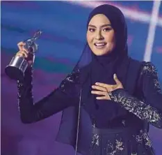  ?? FOTO: AZIAH AZMEE ?? WANY merangkul anugerah berprestij ABPBH 31 malam tadi.