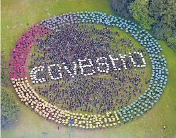  ?? FOTOS: COVESTRO ?? Im September 2015 war die Geburtsstu­nde von Covestro: Bayer spaltete seine Chemiespar­te ab. In der Zentrale in Leverkusen stellten Hunderte Mitarbeite­r mit Regenschir­men das Logo nach, unter ihnen Patrick Thomas.