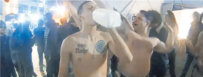  ??  ?? US-Neonazis demonstrie­ren auf einem Video, dass sie Milch trinken und Laktose verdauen können. Damit soll „weiße Überlegenh­eit“pseudowiss­enschaftli­ch begründet werden.