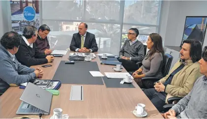  ??  ?? Momento de la firma del convenio entre el Consorcio de Gestión del Puerto y el Colegio de Arquitecto­s local.