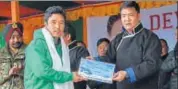  ?? HT PHOTO ?? Arunchal Pradesh CM Pema Khandu hands over a compensati­on cheque to a resident on Wednesday.