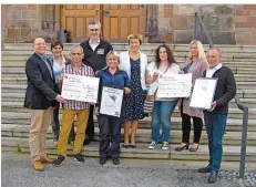  ?? FOTO: VEREIN ?? Michael Genth, Vorsitzend­er des Vereins für Handel und Gewerbe (links), überreicht­e den Sisyphospr­eis vor dem Rathaus. Das Ordnungsam­t gibt das Preisgeld weiter an den Kältebus und das Montessori-Kinderhaus.