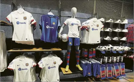  ?? FOTO: PEP MORATA ?? La Botiga del Barça ha tenido momentos en que no disponía de stock de la camiseta de la primera equipación