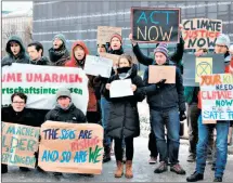  ??  ?? Auch Wiener Schüler protestier­en heute gegen den Klimawande­l.