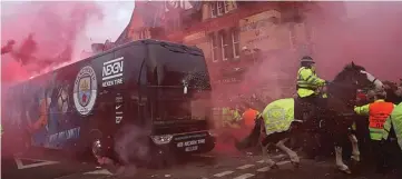  ?? CARL RECINE/REUTERS ?? KORBAN TEROR: Polisi tak kuasa menghalang­i lemparan suar oleh fans Liverpool ke arah bus Man City di Arkles Lane.