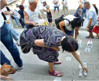  ??  ?? Scarpette bianche
A luglio dopo le rivelazion­i dell’inchiesta «Angeli e demoni» furono lasciate scarpette bianche davanti al municipio di Bibbiano