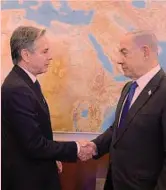  ?? ?? La stretta di mano tra l’inviato Usa Antony Blinken e il premier israeliano Benjamin Netanyahu, durante il colloquio di ieri
