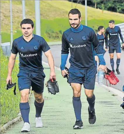  ?? FOTO: LUIS MARI UNCITI ?? Arrieta, junto a Sangalli se dirige al Z7 para entrenar con el Sanse