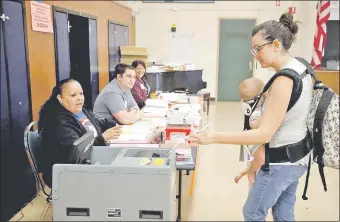  ??  ?? La joven Michelle Rodríguez (d) vota en las elecciones legislativ­as, en el colegio electoral instalado en la iglesia Assumption Roman Catholic Church, en Los Ángeles. (EFE)