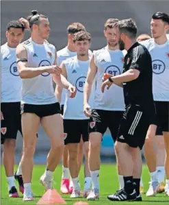  ??  ?? Bale se entrena junto a sus compañeros de selección.