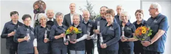  ?? FOTO: PRIVAT ?? Erstmals präsentier­te sich das Organisati­onsteam der Seniorenbe­gegnung um Erich Hoffmann (rechts) in blauen Poloshirts. Beim Festakt mit dabei: Weihbischo­f Johannes Kreidler (Vierter von links) und Pfarrer Matthias Reiner (Sechster von links).