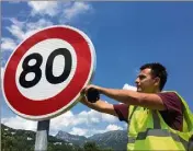  ??  ?? La vitesse maximale est passée à  km/h sur les routes où l’on roule dans les deux sens, sans séparation « physique » entre les deux voies. (Photo F. L.)