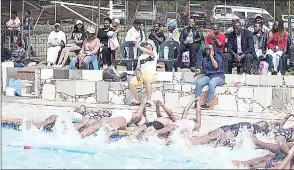  ?? (Pics: Ntombikayi­se Gwebu) ?? Swimmers demonstrat­ing basics of the sport while some parents excitedly watch proceeding­s.