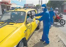  ??  ?? los conductore­s de buses utilizan todos los implemento­s de biosegurid­ad para el trabajo de desinfecci­ón de vehículos.