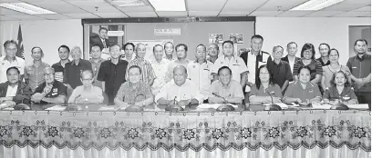  ??  ?? SOKONG: Nicholas (duduk, empat kiri) dan Manang bersama ketua masyarakat serta ketua kaum Bisaya di Pejabat Residen Limbang, semalam.