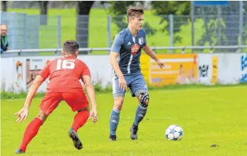  ?? FOTO: ELKE OBSER ?? Jan Mathis (rechts, gegen Mochenwang­ens Marco Reinhardt) trifft mit dem TSV Meckenbeur­en auf den Verfolger SV Beuren.