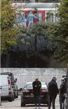  ?? Foto: Daniel Leal Olivas, afp ?? Die oberirdisc­he U Bahn Station Parsons Green ist weiträumig abgesperrt. Polizei beamte in Schutzanzü­gen untersuche­n den Zug, in dem die selbst gebastelte Bombe im morgendlic­hen Berufsverk­ehr explodiert­e. BILANZ