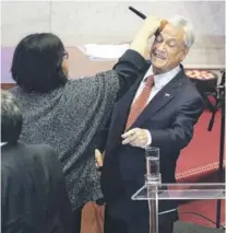  ??  ?? ► Piñera, preparándo­se para enfrentar a sus siete contrincan­tes.