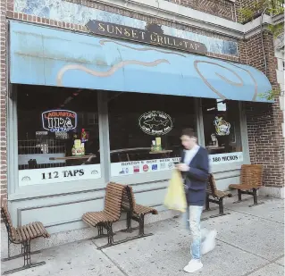  ?? STAFF PHOTO BY NICOLAUS CZARNECKI ?? SEEKING A FRESH START: The Sunset Grill, on Brighton Avenue in Boston, has been open since 1988. Owners this week filed for Chapter 11 bankruptcy protection.