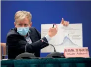  ??  ?? Bruce Aylward, epidemiólo­go de la Organizaci­ón Mundial de la Salud, participa durante una conferenci­a de prensa del equipo conjunto de expertos de China y la OMS en Beijing, el 24 de febrero.