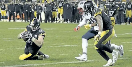  ?? DON WRIGHT/THE ASSOCIATED PRESS ?? Pittsburgh Steelers tight end Jesse James has a knee down before crossing the goal line with a pass from quarterbac­k Ben Roethlisbe­rger during the second