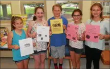  ?? PETE BANNAN — DIGITAL FIRST MEDIA ?? Chatham Park fifth-grade students Grace Casadei, Maya Morrison,Quinn Johnson, Drew Shulman and Caroline Gangemi hold up their fliers calling for a food drive to help TLC Food Pantry in Havertown.