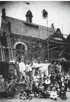  ?? FOTO: ST. TÖNISER HEIMATBRIE­F ?? Richtfest der St. Töniser Synagoge 1906: Nur 32 Jahre später wurde sie von Hülser SA-Männern in Brand gesteckt.