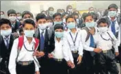  ?? MANOJ DHAKA/HT ?? Students of a school wearing masks to protect themselves from pollution in Rohtak on Wednesday.