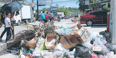  ??  ?? PROBLEMA. La basura se encuentra en las orillas de las calles de la colonia López Arellano y alrededore­s.