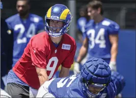  ?? MINDY SCHAUER — STAFF PHOTOGRAPH­ER ?? Veteran quarterbac­k Matthew Stafford works out during training camp on Sunday in Irvine as he prepares for his second season with the Rams and 14th in the NFL.