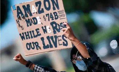  ??  ?? Workers protest outside the Amazon delivery hub in Hawthorne, California. Photograph: Valérie Macon/AFP/Getty Images