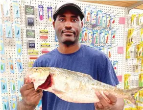  ?? PROVIDED BY HENRY’S SPORTS AND BAIT ?? Travis Strickland with his pending Illinois-record skipjack herring, after being weighed on the certified scale at Henry’s Sports and Bait.