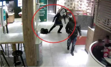  ?? FOTO: POLITIET ?? Både ansatte og kunder på McDonald’s Alnabru flyktet da en maskert mann kastet fra seg en bag og ropte «Allahu Akbar» i fjor høst.