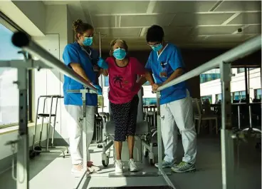  ?? FOTO: AP ?? Wie diese 72 Jahre alte Frau in Belgien, müssen viele ehemalige Covid-19-Patienten in eine Reha-Klinik.