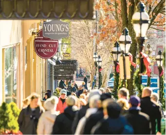  ?? APRIL GAMIZ PHOTOS/THE MORNING CALL ?? Shoppers stroll through downtown Bethlehem on Small Business Saturday.