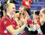  ??  ?? MVP und Topscoreri­n Piia Korhonen klatscht strahlend mit den Fans ab.