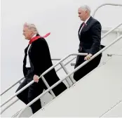  ?? REUTERS ?? Lo sbarco.Trump e il suo vice Mike Pence all’arrivo ieri a Indianapol­is